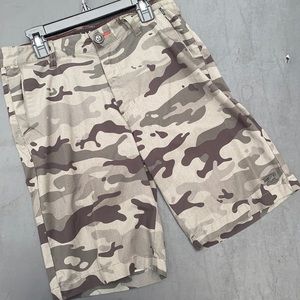 Billabong / Camo Shorts / Size 27